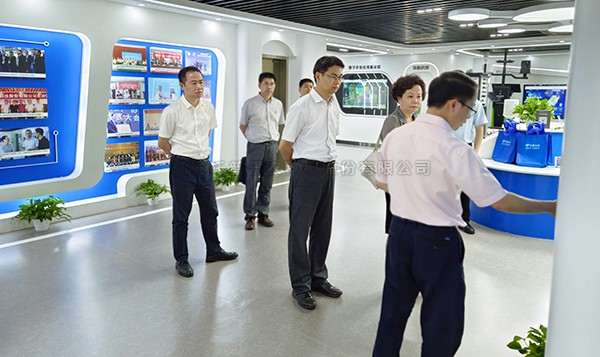 浙江省科技厅副厅长吴卿、台盟省委会主委陈清莉一行赴托普云农调研考察