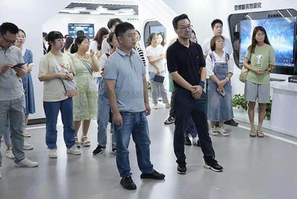 中国农科院茶叶研究所所长助理、科技处处长姚明哲一行赴托普云农参观调研