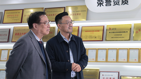 中国农业科学院原院长、中国农业国际合作促进会名誉会长翟虎渠莅临托普云农考察指导