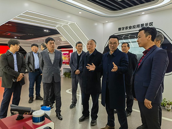 浙江大学校友总会乡村振兴分会会长一行莅临托普云农调研指导