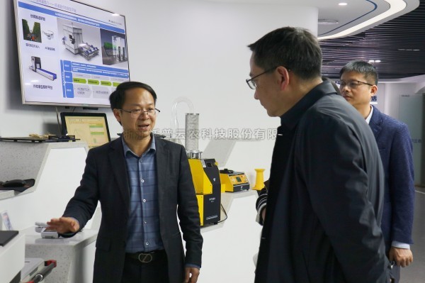 杭州市科技局党组成员、副局长楼立群一行莅临托普云农考察调研