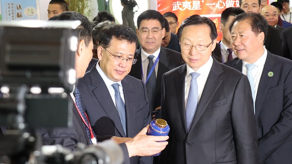 農(nóng)業(yè)農(nóng)村部部長韓長賦（右）、浙江省省長袁家軍（左）巡館現(xiàn)場