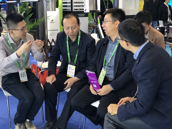 寧夏農業(yè)農村廳信息中心馮前主任聽取托普副總經(jīng)理陳曦匯報