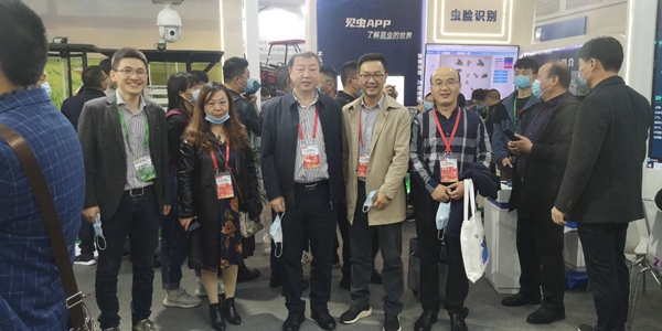 西藏農(nóng)業(yè)技術(shù)推廣服務(wù)中心陳俐站長(zhǎng)（左二）、山西植保植檢總站楊軍站長(zhǎng)（左三）和張武云副站長(zhǎng)（右一）一行蒞臨托普云農(nóng)展位