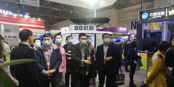 遼寧省綠色農(nóng)業(yè)技術(shù)中心宋國(guó)柱主任、孟威副主任、張萬(wàn)民科長(zhǎng)蒞臨托普云農(nóng)展位