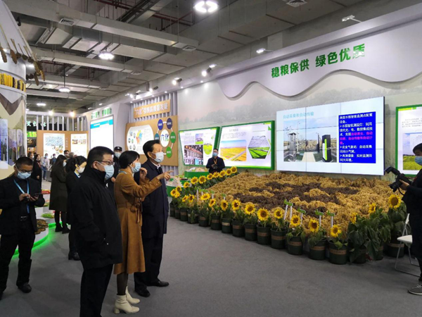 第十三屆全國人民代表大會華僑委員會委員王輝忠、浙江省農(nóng)業(yè)農(nóng)村廳廳長王通林等領(lǐng)導(dǎo)一行聽取“生產(chǎn)科技化”建設(shè)情況