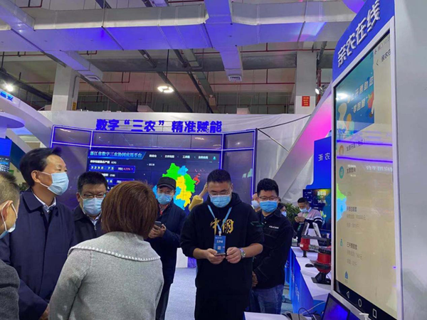 第十三屆全國人民代表大會華僑委員會委員王輝忠、浙江農(nóng)業(yè)農(nóng)村廳廳長王通林一行聽取“親農(nóng)在線”相關(guān)匯報