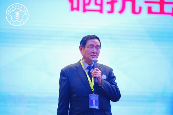 西安交通大學(xué)公共醫(yī)學(xué)院教授、國家衛(wèi)健委國家地方病重點(diǎn)實(shí)驗(yàn)室主任王治倫作“硒與人體健康”的報(bào)告