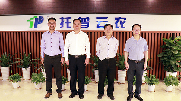 中國農(nóng)業(yè)技術(shù)推廣協(xié)會會長陳生斗、秘書長張互助蒞臨托普云農(nóng)考察參觀