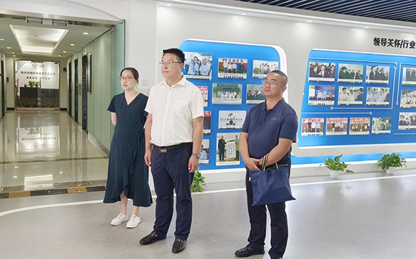 酒泉肃州区政府党组成员、副区长范志俊参观托普云农展厅?